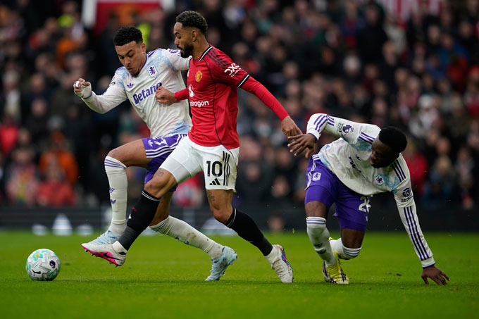 Rogers (ngoài cùng bên trái) từng khiến MU phải ôm hận