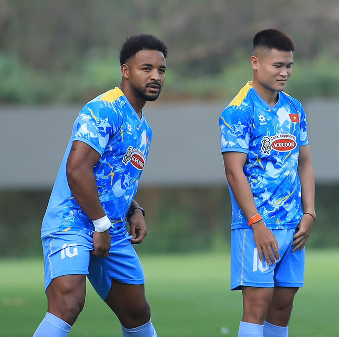 Xuân Son sẵn sàng ra sân trong trận đấu với Bangladesh - Ảnh: Phan Tùng 