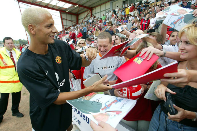 Rio Ferdinand ký tặng chữ ký cho fan tại sân Dean Court hồi tháng 7/2002