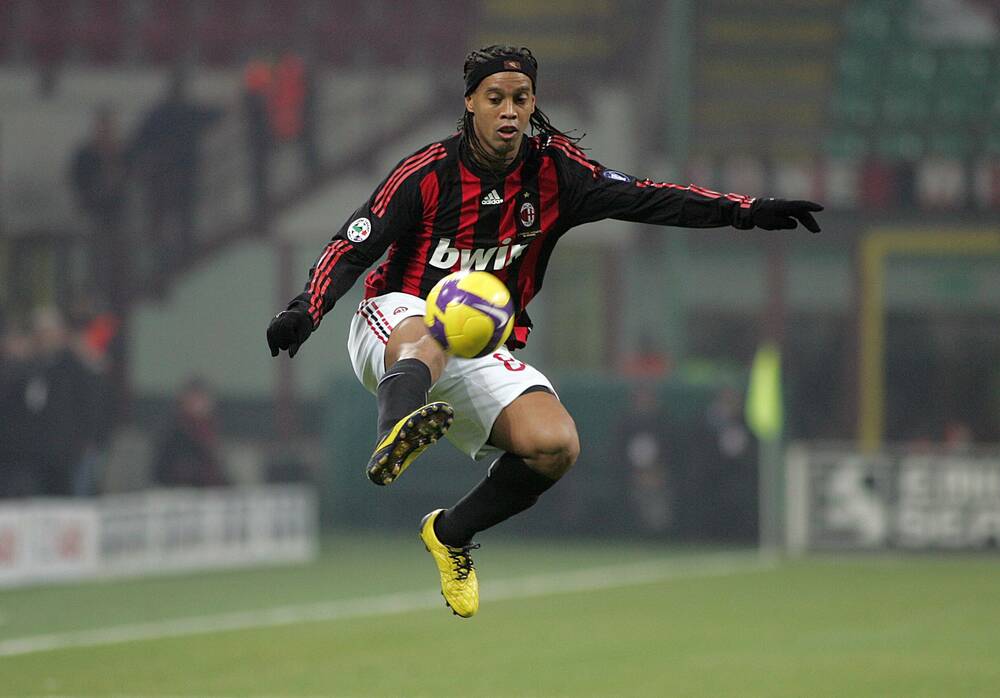 Ronaldinho ở thời kỳ đỉnh cao gần như không thể bị cản phá - chạy nhanh hơn, suy nghĩ nhanh hơn