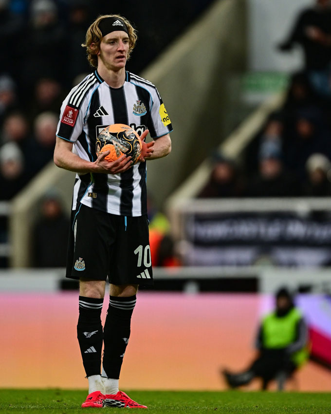 Gordon sẽ mang tới sức sống mới cho hành lang trái của Liverpool. Ảnh: Twitter nhân vật