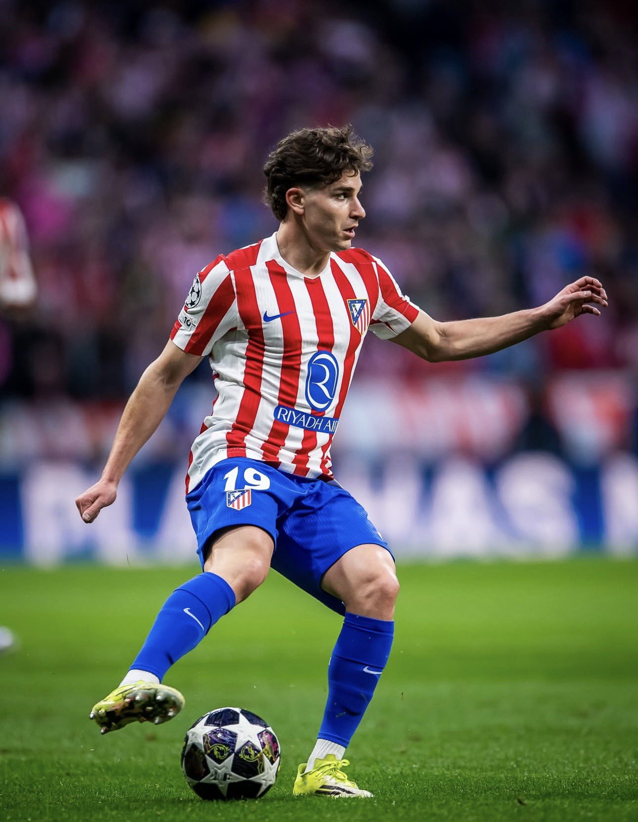 Barca có thể mua Alvarez với giá rẻ? - Ảnh: @AFC__Xtra