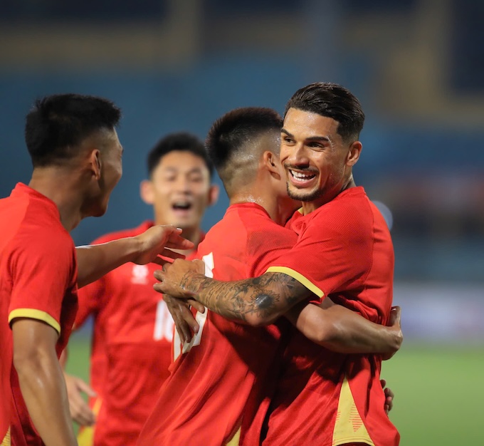 Hoàng Hên chia vui với Tuấn Hải ở bàn mở tỷ số. Ảnh: Minh Tuiấn 