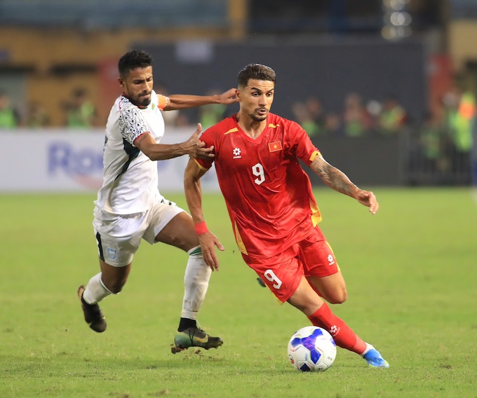 Hoàng Hên thi đấu đầy quyết tâm trong màu áo ĐT Việt Nam. Ảnh: Minh Tuấn 