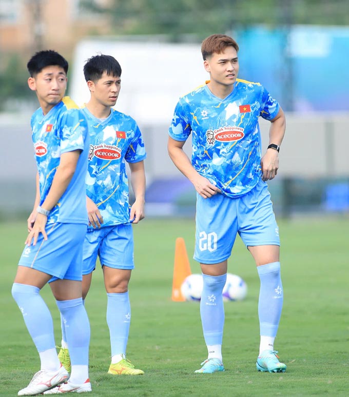 Đình Trọng (giữa) trở lại sau thời gian dài vắng mặt