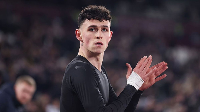 Rooney ơi, Foden không phải nạn nhân