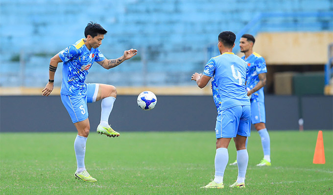 Văn Hậu nhiều khả năng sẽ chơi ở vị trí mới trong màu áo ĐT Việt Nam ở 2 trận đấu sắp tới - Ảnh: Minh Tuấn 