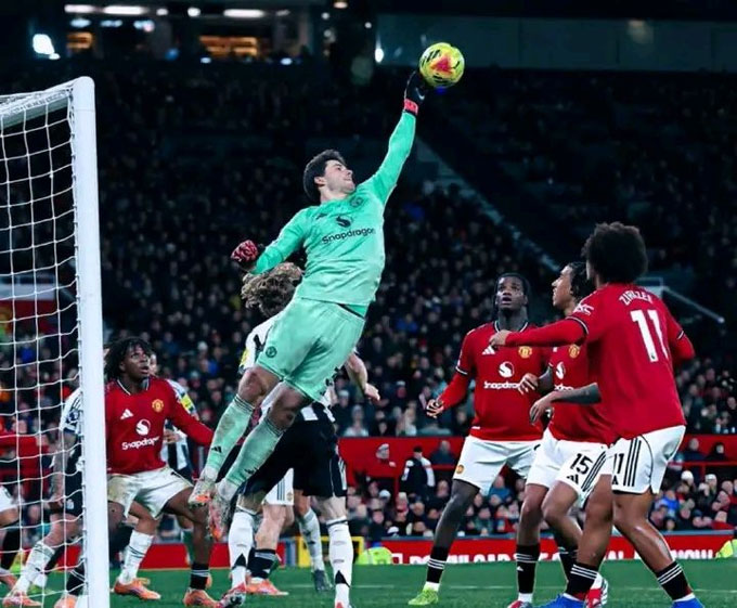 Lammens liên tục có những pha cứu thua xuất sắc từ khi khoác áo MU - Ảnh: Facebook nhân vật