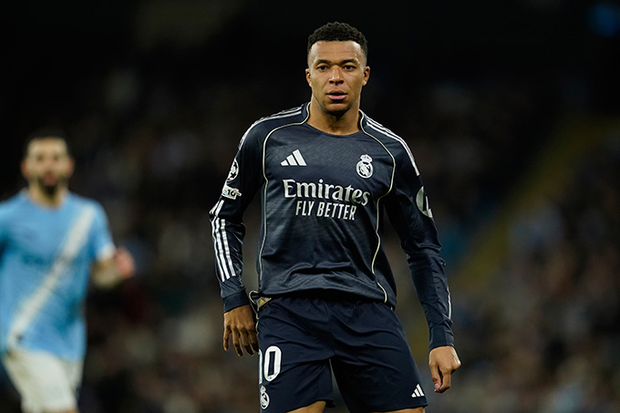 Đến khi không chịu đau thêm được, Mbappe về Pháp để tự khám và điều trị