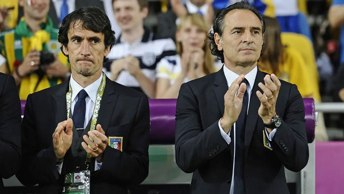 Gabriele Pin khi còn là trợ lý cho Prandelli. Ảnh calcionews24