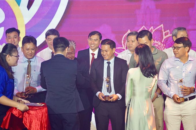 Đăng Phúc nhận kỷ niệm chương nhân dịp kỷ niệm 50 năm thành lập UPES.