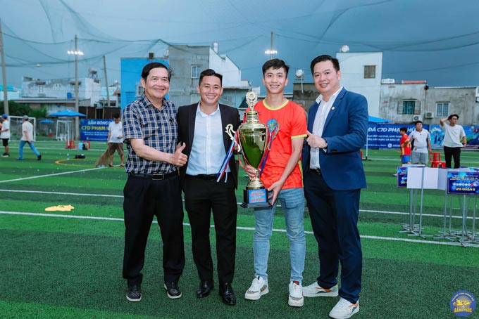 Từ trái qua phải: Phó Giáo sư, Tiến sĩ Lê Văn Bé Hai – Giảng viên cao cấp các trường đại học khu vực phía Nam, Nguyễn Đăng Phúc, tiền đạo Phan Văn Đức và Tiến sĩ Phạm Thái Vinh trong một sự kiện của Trung tâm Đăng Phúc