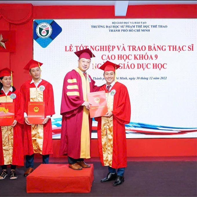 Đăng Phúc nhận tấm bằng cao học loại giỏi