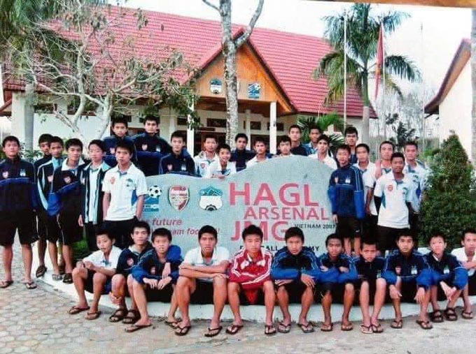 Các cầu thủ nhí của HAGL chụp hình kỷ niệm