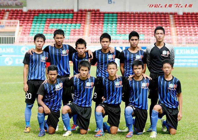 Nguyễn Đăng Phúc (hàng dưới , thứ 2 từ trái sang phải) trong màu áo Năng khiếu HAGL