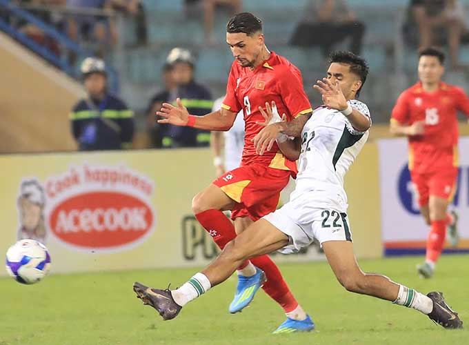 Hoàng Hên thi đấu 3 vị trí trong trận Việt Nam thắng Bangladesh - Ảnh: Phan Tùng 