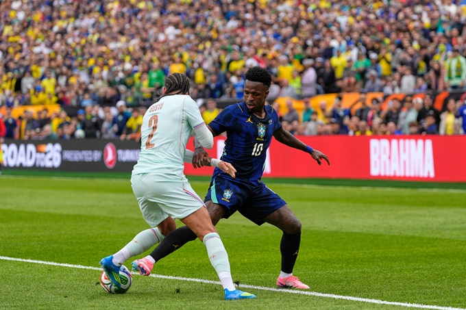 Vinicius hoàn toàn lép vế trước các hậu vệ Pháp