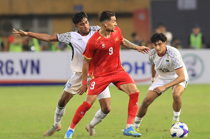 ĐT Việt Nam nối dài mạch thắng lên con số 12 sau trận Bangladesh - Ảnh: Phan Tùng 