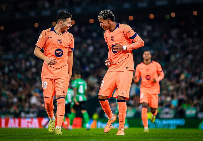 Roony Bardghji chỉ là "kép phụ" cho Lamine Yamal ở Barca. Ảnh: X