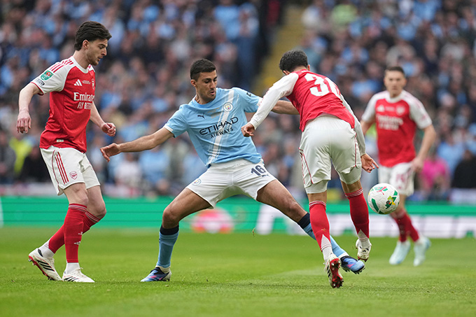 Trong khi Rodri tỏa sáng rực rỡ, thì Zubimendi quá mờ nhạt ở chung kết League Cup