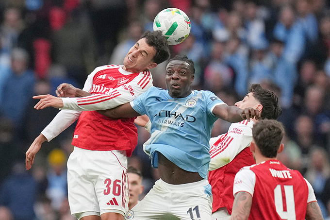 Martin Zubimendi (số 36) đang bị Mikel Arteta dùng quá nhiều