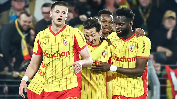 Lens bị chèn ép nhưng vẫn chơi đẹp. Ảnh: AFP