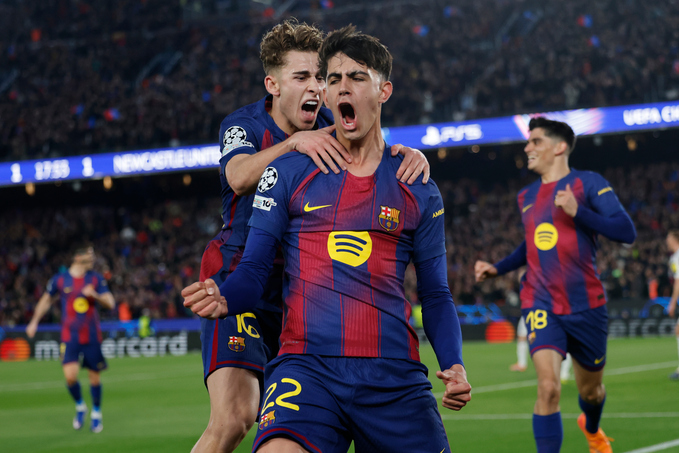 Đồng đội chia vui cùng Bernal