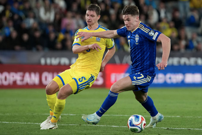 Viktor Gyokeres (phải) tỏa sáng với một cú hat-trick - Ảnh: AP