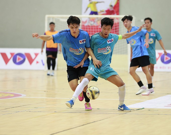 ĐH Nam Cần Thơ (phải) đã có cuộc lội ngược dòng ngoạn mục...