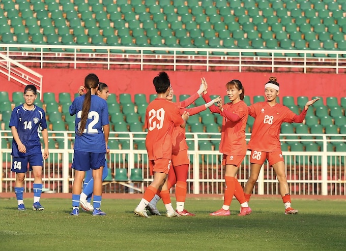 Niềm vui của các nữ tuyển thủ Việt Nam khi có trận lượt đi thắng U20 Uzbekistan 4-0. Ảnh: VFF 