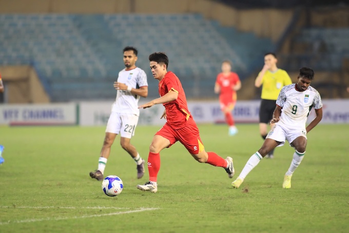 Tình huống Khuất Văn Khang dốc bóng xuống đối mặt thủ môn đối phương. Ảnh: Phan Tùng