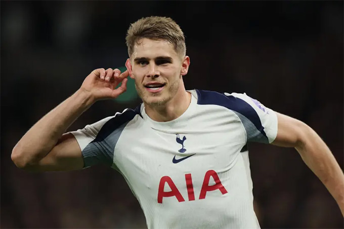 Van de Ven cũng là mục tiêu mà Barca nhắm đến