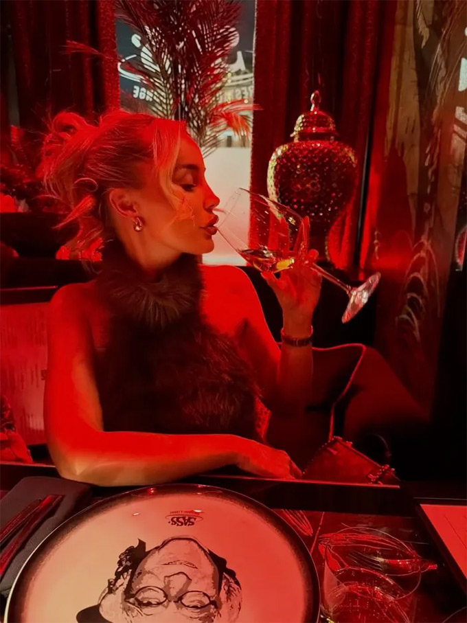 Holder tung ra chùm ảnh khiến cho cộng đồng mạng phải nổi sóng - Ảnh Instagram