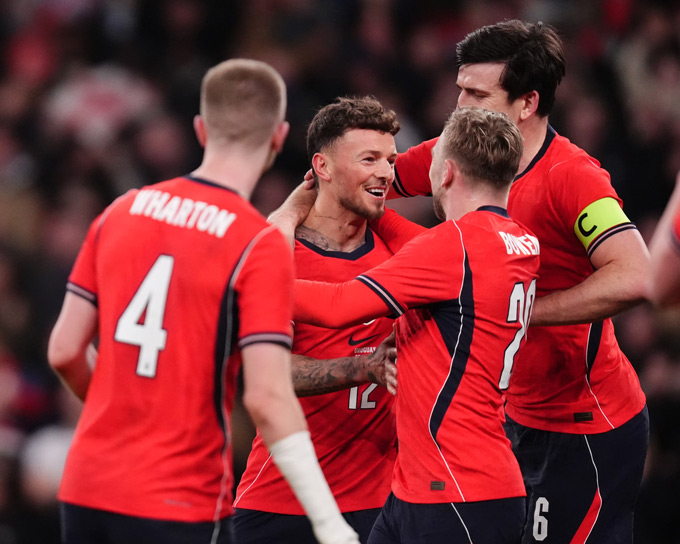 Anh hòa Uruguay trong ngày White chiếm trọn sân khấu