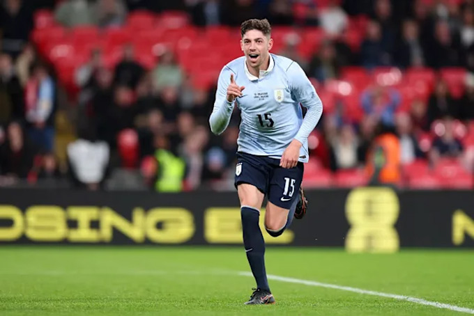 Valverde ăn mừng bàn cho Uruguay