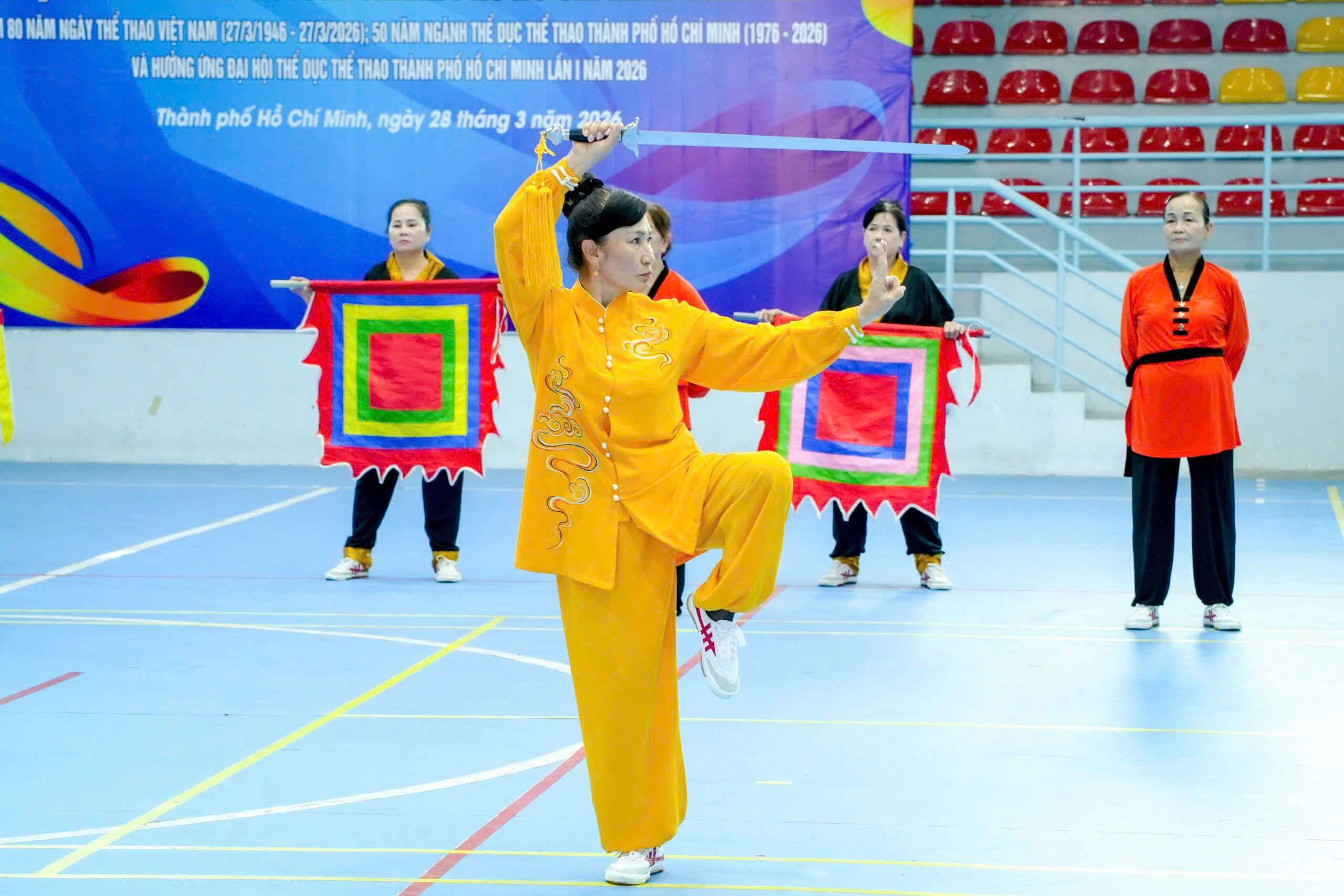 Vận động viên các đơn vị tham gia biểu diễn Thái cực quyền dụng cụ tại Liên hoan Thể dục dưỡng sinh và Yoga TP Hồ Chí Minh năm 2026