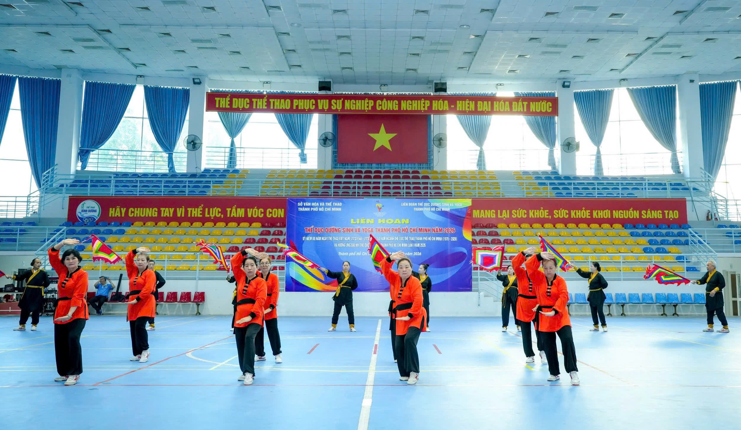 Các vận động viên tham gia biểu diễn Thái cực quyền tay không tại Liên hoan Thể dục dưỡng sinh và Yoga TP Hồ Chí Minh năm 2026