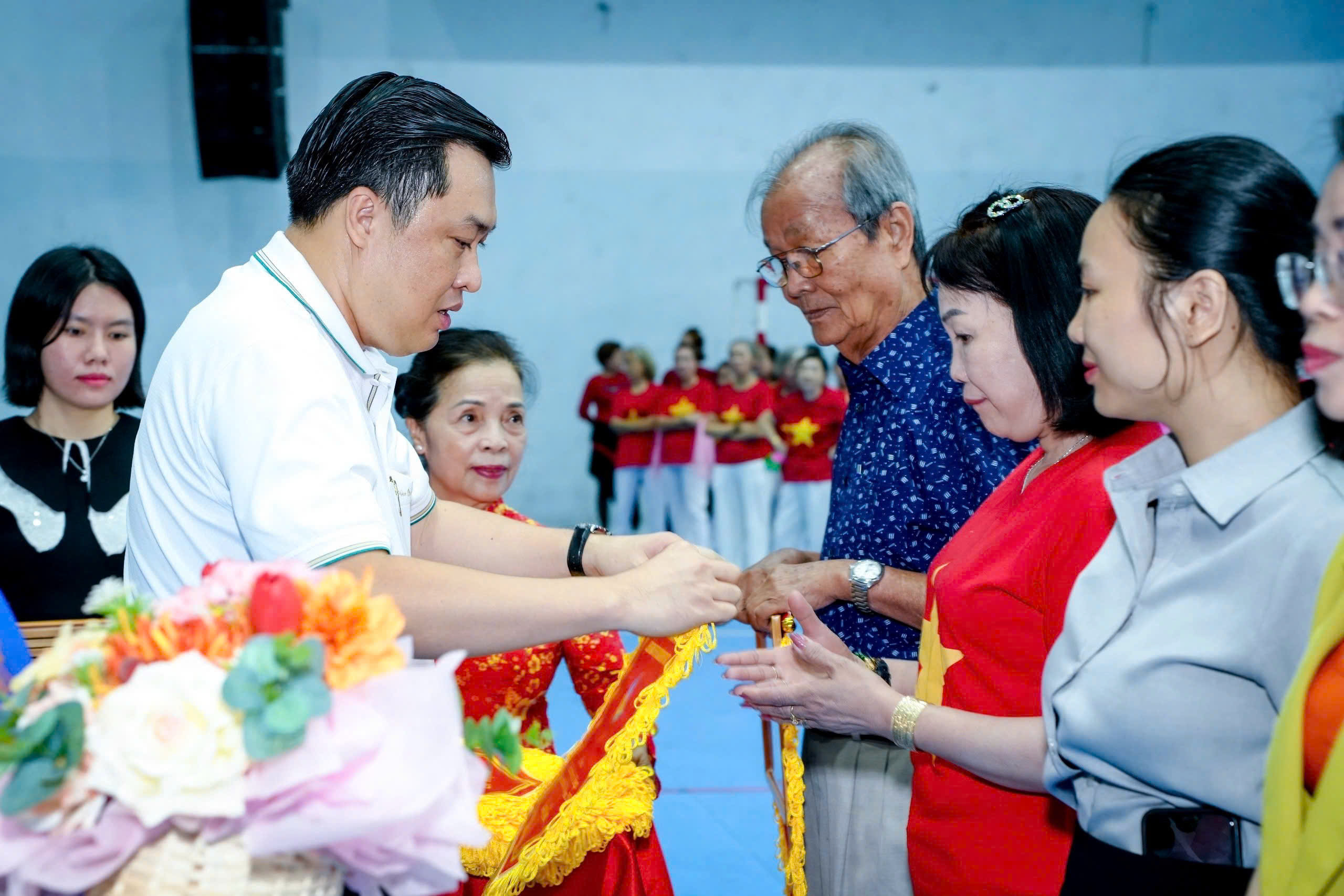 Ông Cao Văn Chóng - Phó Giám đốc Sở Văn hóa và Thể thao TP Hồ Chí Minh tặng cờ Lưu niệm cho các đoàn về dự Liên hoan TP Hồ Chí Minh năm 2026