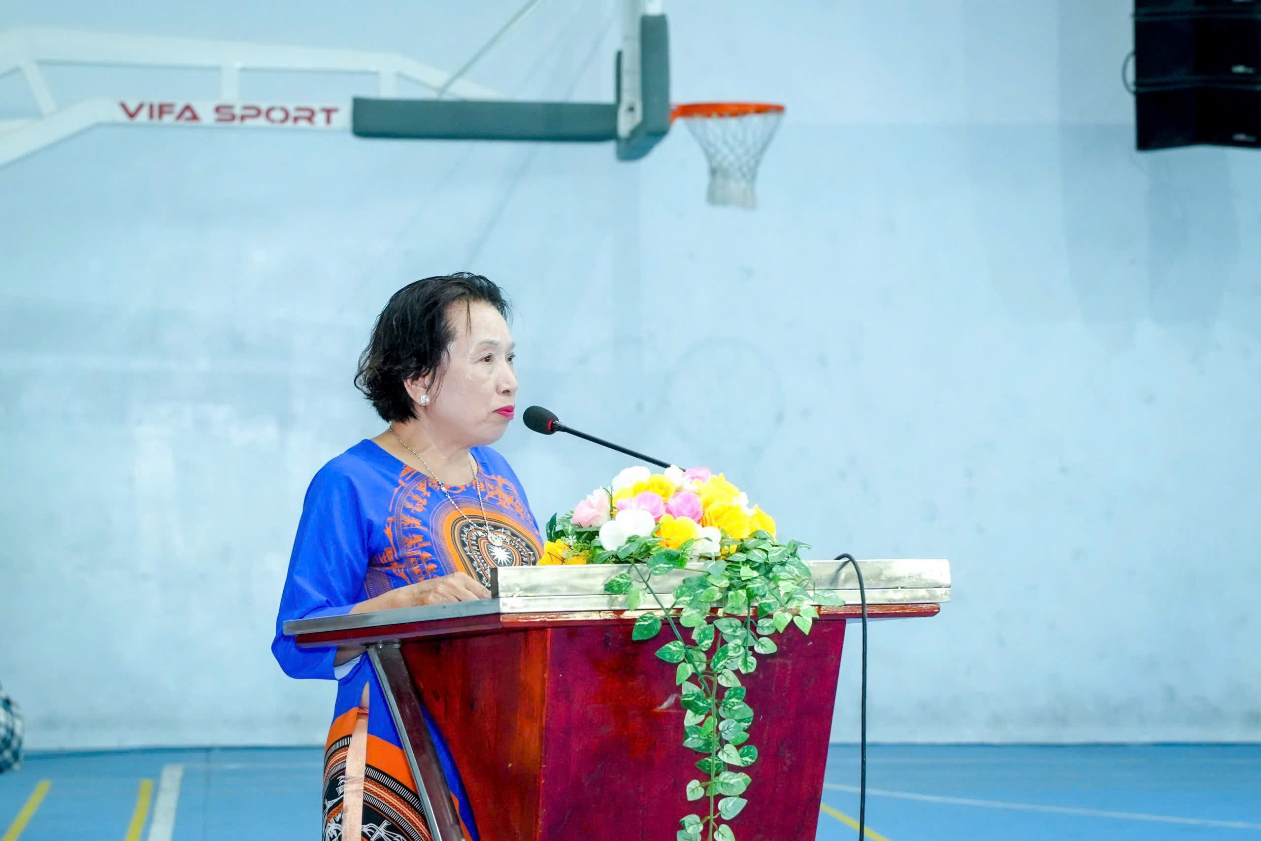 Bà Hoàng Thị Yến - Phó Chủ tịch Liên đoàn Thể dục dưỡng sinh và Yoga Thành phố Hồ Chí Minh phát biểu tại lễ Khai mạc Liên hoan