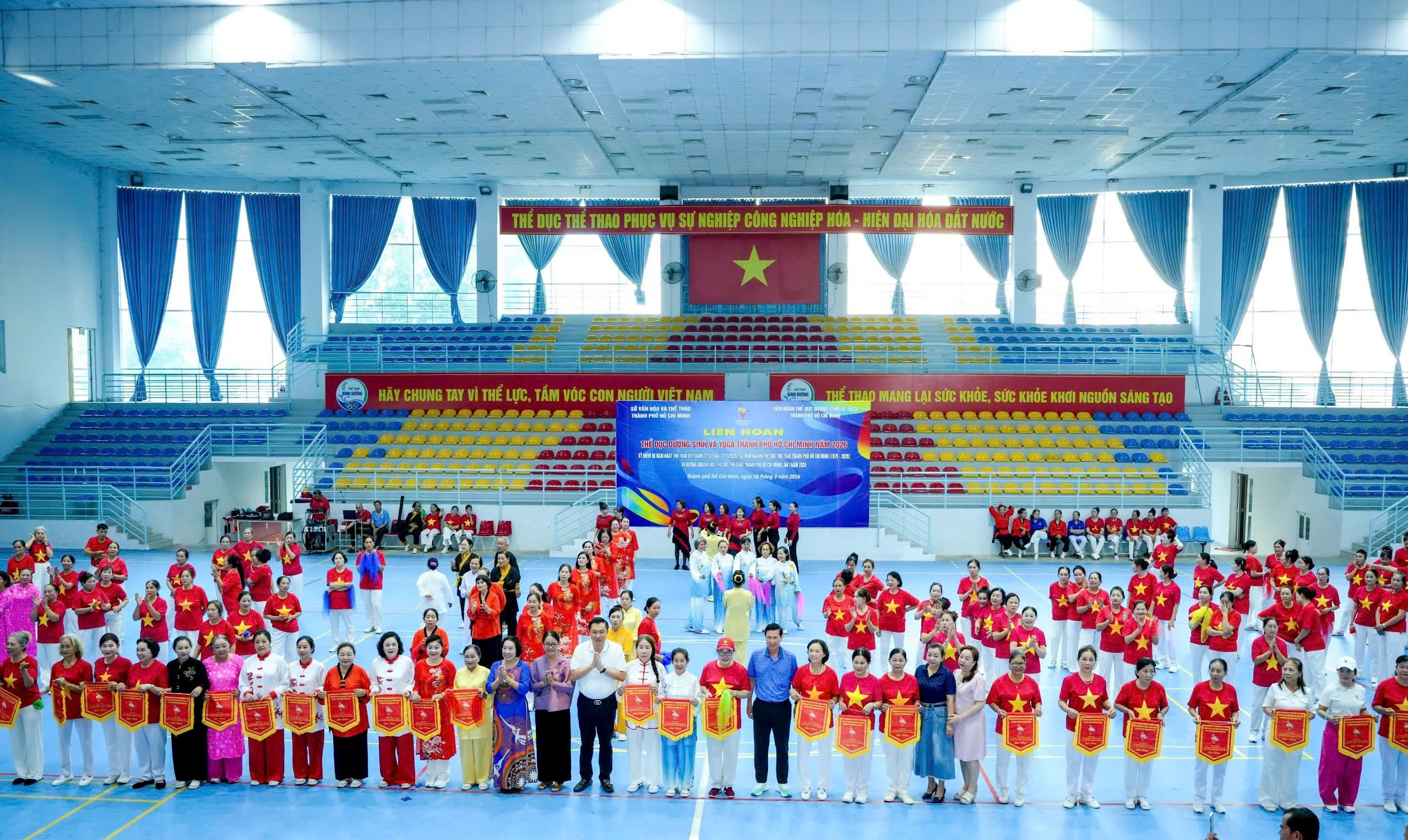 Đại biểu chụp hình luu niệm cùng các đoàn về tham dự Liên hoan