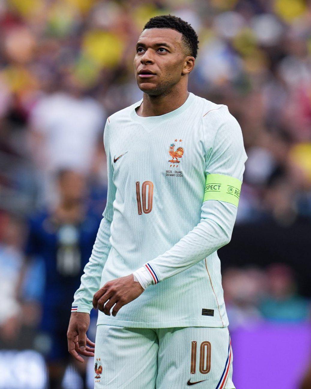 Sự chỉ trích hiện đang tập trung vào Mbappe vì anh buộc phải chơi 2 trận giao hữu với ĐT Pháp để LĐBĐ có 100 triệu euro