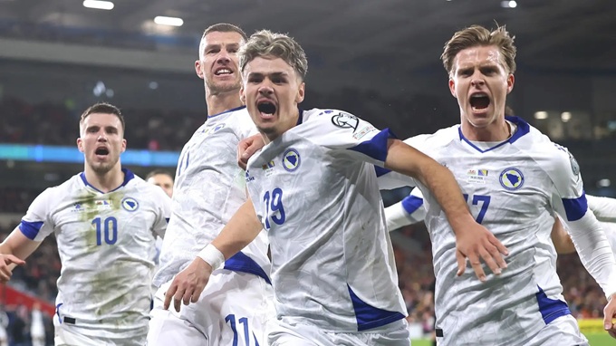 Kerim Alajbegovic (giữa) ăn mừng cùng các đồng đội sau chiến thắng kịch tính trước Wales tại bán kết play-off vòng loại World Cup 2026 khu vực châu Âu