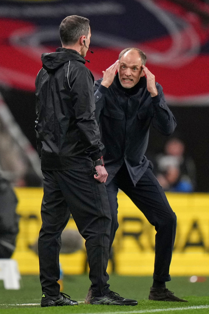 HLV Thomas Tuchel (phải) nhiều lần ôm đầu thất vọng trước các học trò