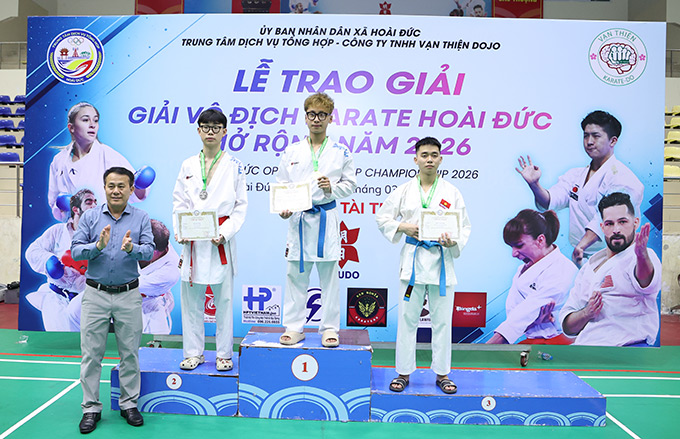 BTC dành tới hơn 1 tiếng đồng hồ để trao hàng chục bộ huy chương cho đông đảo VĐV tham dự giải Karate Hoài Đức mở rộng 2026 