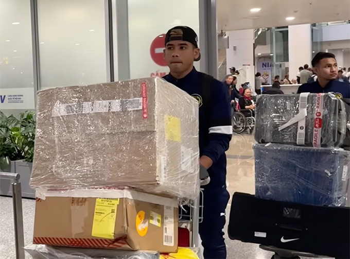 Các cầu thủ Malaysia không nhận được nhiều sự quan tâm sau khi đã bị xử thua Việt Nam 