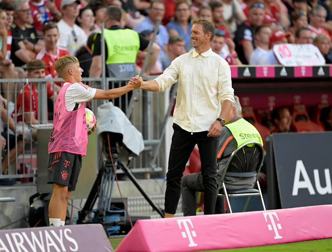 Nagelsmann bắt tay Karl khi tài năng trẻ này vẫn còn là một cậu bé nhặt bóng năm 2022