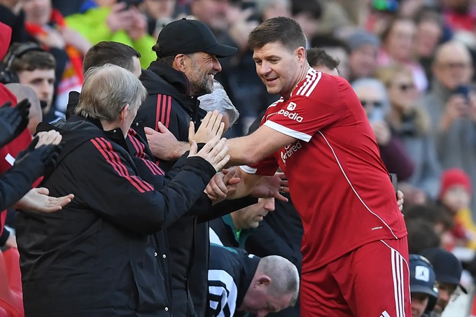 Klopp đã tái hợp Gerrard trong màu áo Liverpool