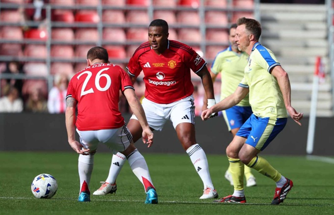 Huyền thoại MU hủy diệt Southampton trong trận cầu 8 bàn thắng