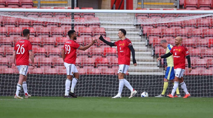 Huyền thoại MU hủy diệt Southampton trong trận cầu 8 bàn thắng