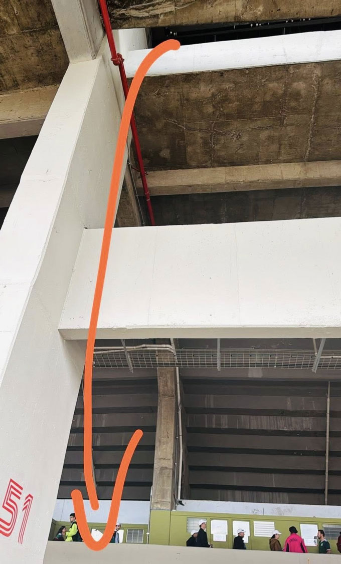 Vị trí mà CĐV xấu số bị ngã. Ảnh: Internet